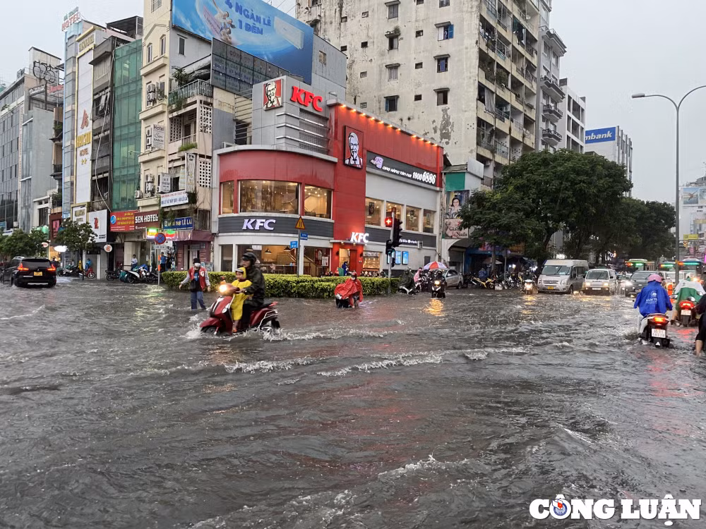 mua lon nhieu gio duong sa trung tam tp hcm ngap nang nuoc chay xiet hinh 3