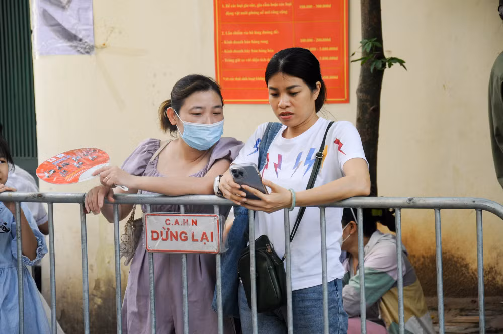phu huynh doi nang dong hanh cung si tu mua thi hinh 8