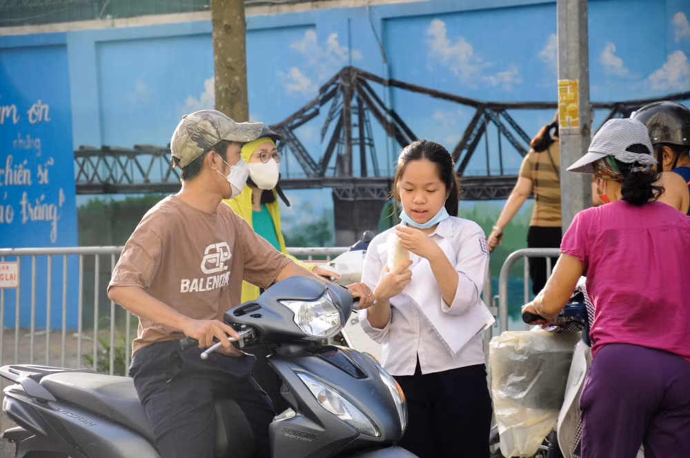 phu huynh doi nang dong hanh cung si tu mua thi hinh 1