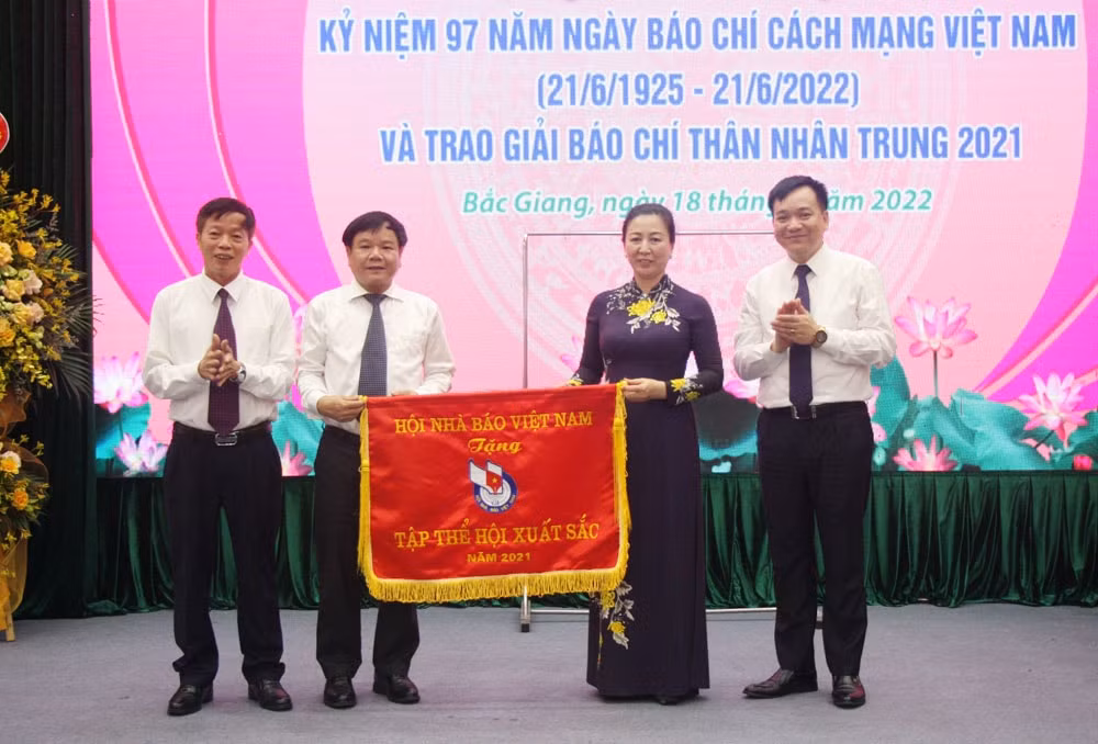 nguoi lam bao bac giang vuot qua kho khan khong ngung phan dau truong thanh hinh 1