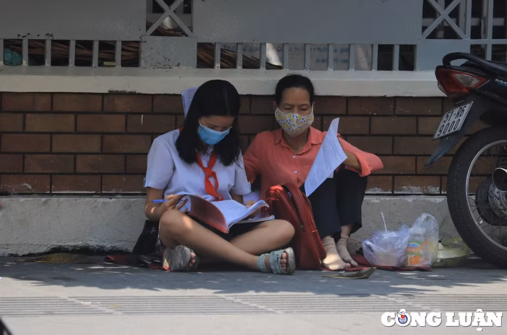 ky tuyen sinh lop 10 thi tieng anh phu huynh dung doi con duoi nang nong hinh 2