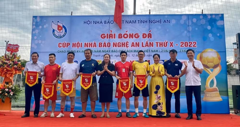 6 doi bong tranh tai giai bong da cup hoi nha bao nghe an lan thu x hinh 3