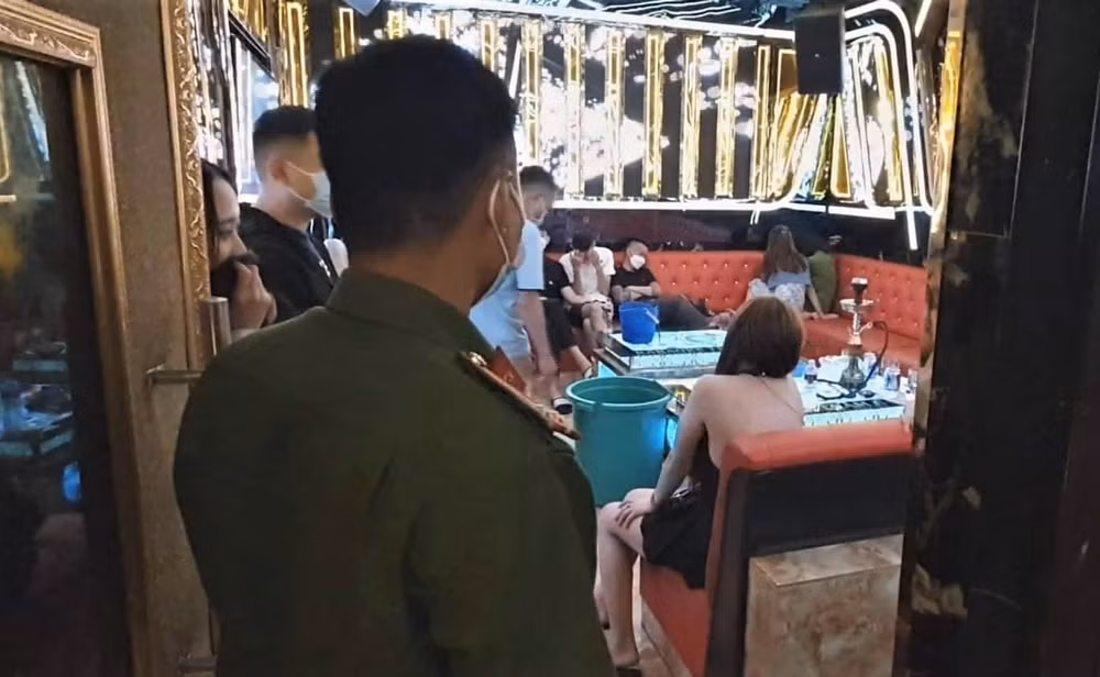 bat giu quan ly quan karaoke dieu dao di ban dam cho khach hinh 2