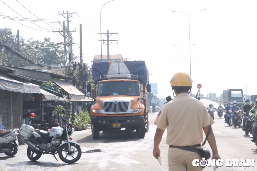 hung than cho hang qua tai vi vu tren quoc lo o tphcm hinh 12