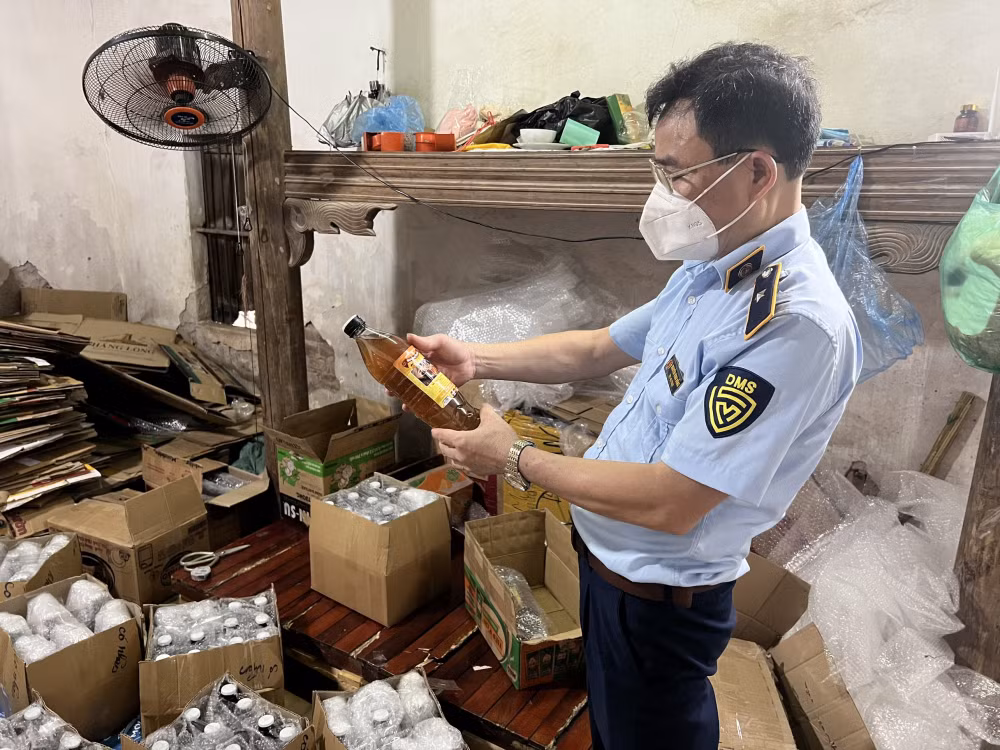 ha noi bat qua tang co so san xuat hon 2000 lit mat ong gia hinh 1