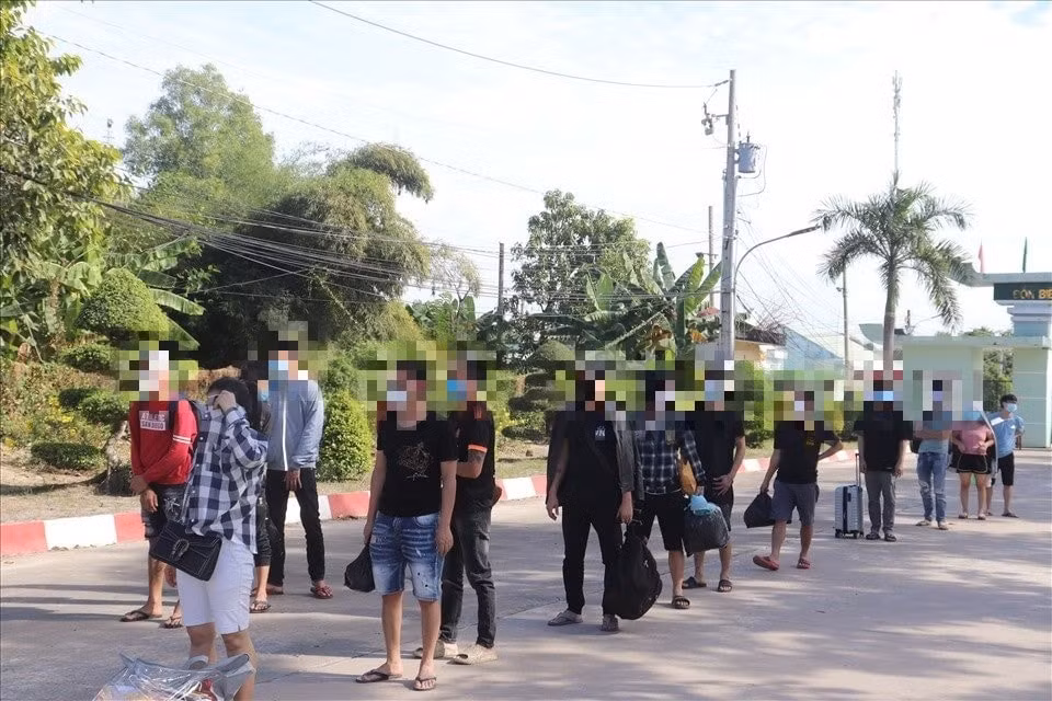 thanh hoa canh bao tinh trang cong dan bi loi keo moi gioi xuat canh sang campuchia hinh 1