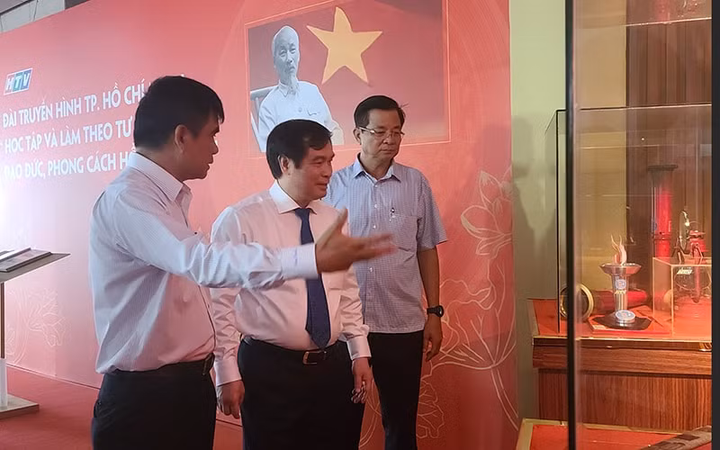 lanh dao ban tuyen giao trung uong tham chuc mung cac co quan bao chi hinh 2