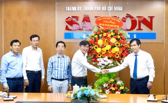 lanh dao ban tuyen giao trung uong tham chuc mung cac co quan bao chi hinh 1