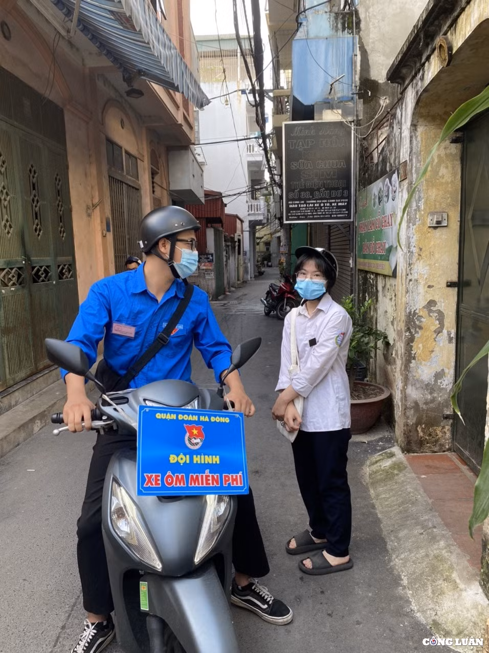 ao xanh thu do tiep nuoc che o va dua don thi sinh den diem thi hinh 15