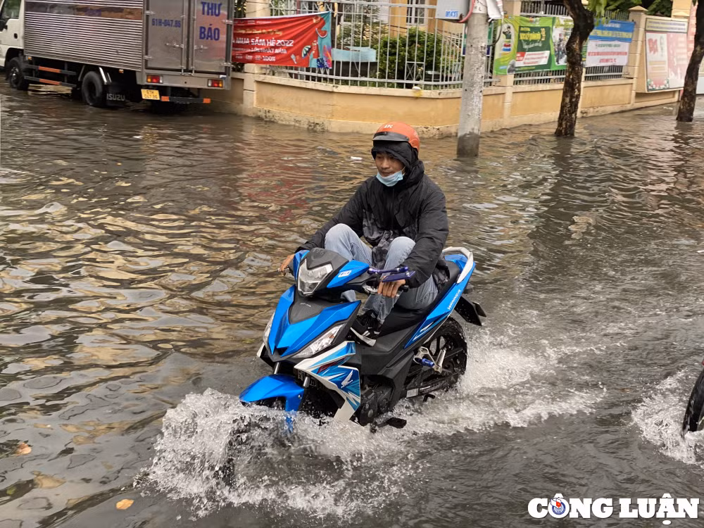 mua keo dai hon 2 gio nhieu tuyen duong o tp hcm bien thanh song hinh 9