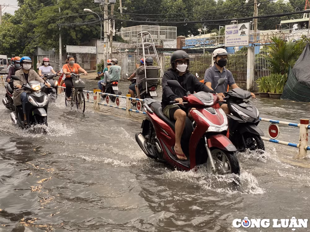 mua keo dai hon 2 gio nhieu tuyen duong o tp hcm bien thanh song hinh 3