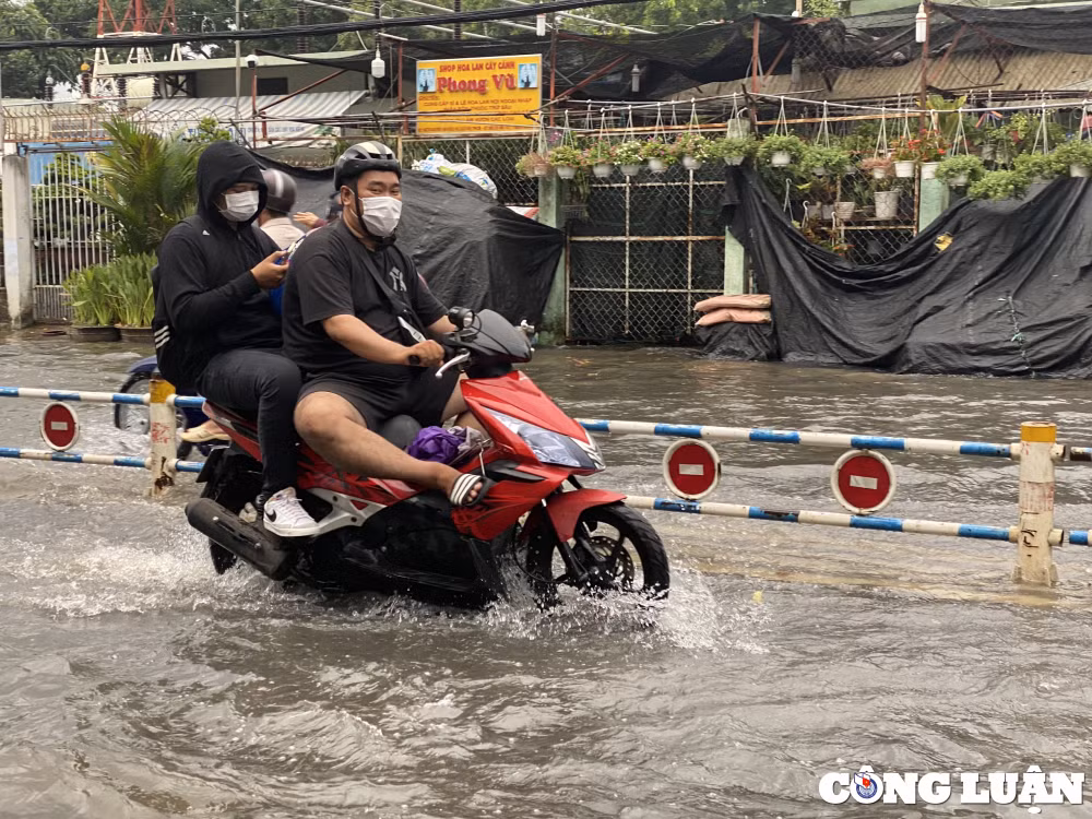 mua keo dai hon 2 gio nhieu tuyen duong o tp hcm bien thanh song hinh 11
