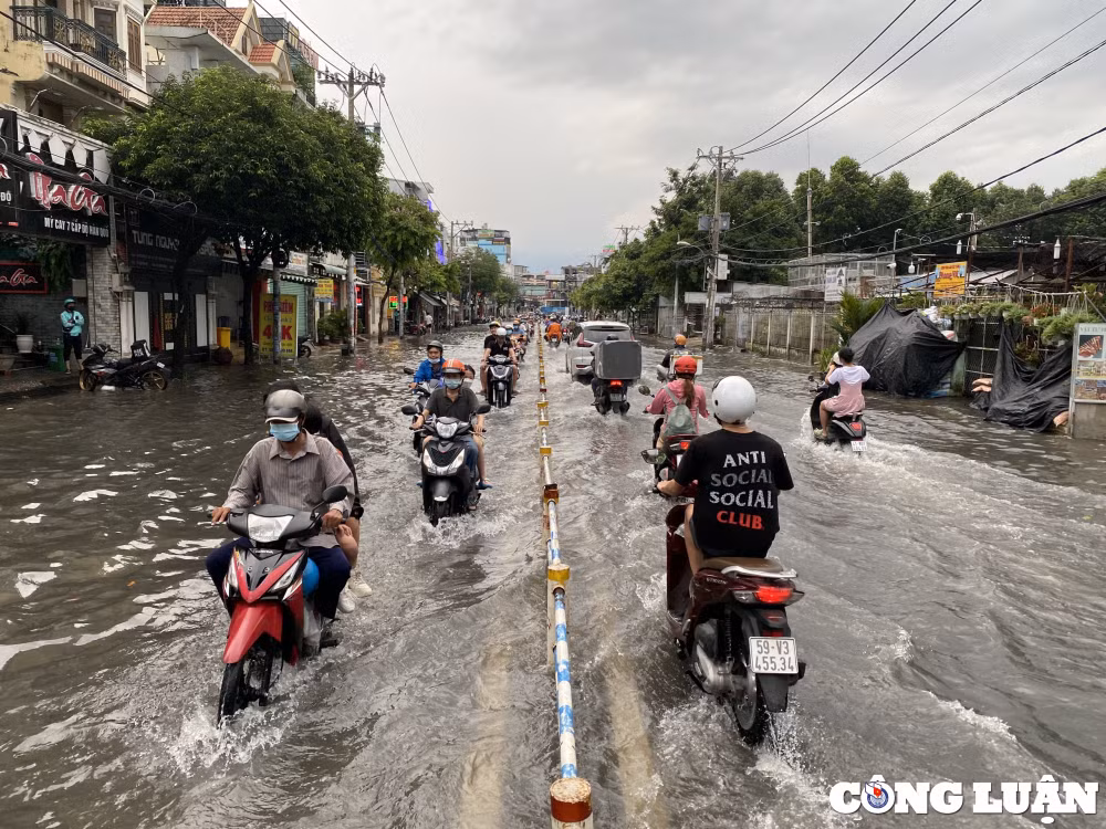 mua keo dai hon 2 gio nhieu tuyen duong o tp hcm bien thanh song hinh 2