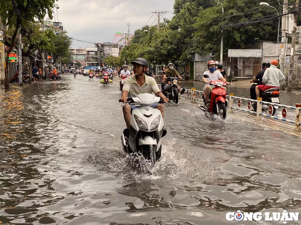 mua keo dai hon 2 gio nhieu tuyen duong o tp hcm bien thanh song hinh 1