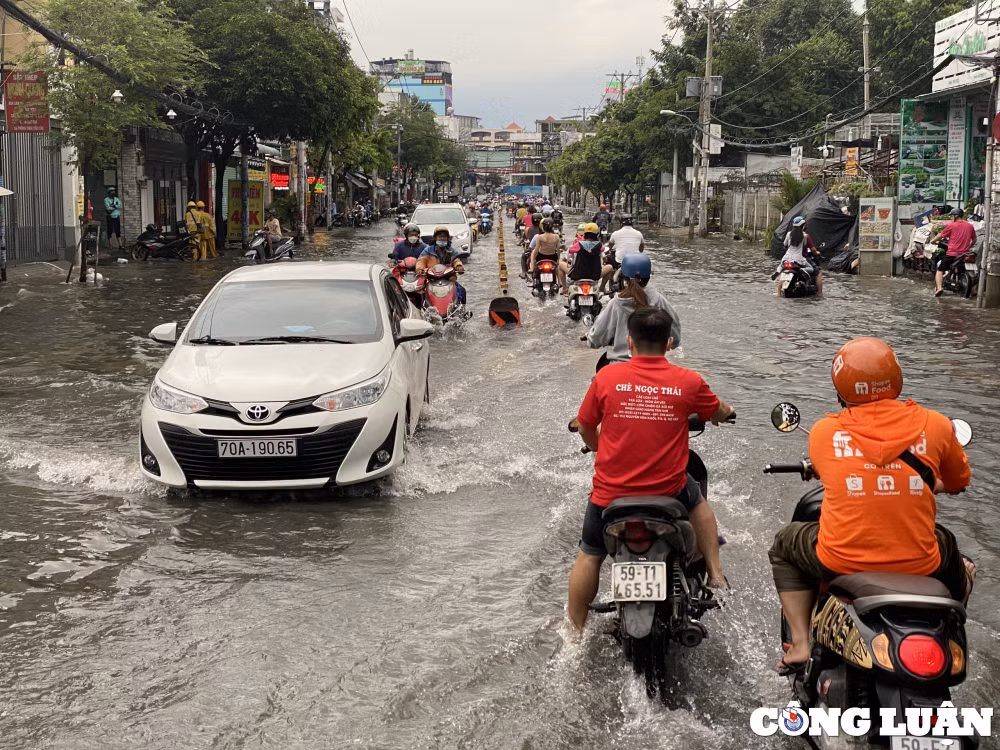 mua keo dai hon 2 gio nhieu tuyen duong o tp hcm bien thanh song hinh 5