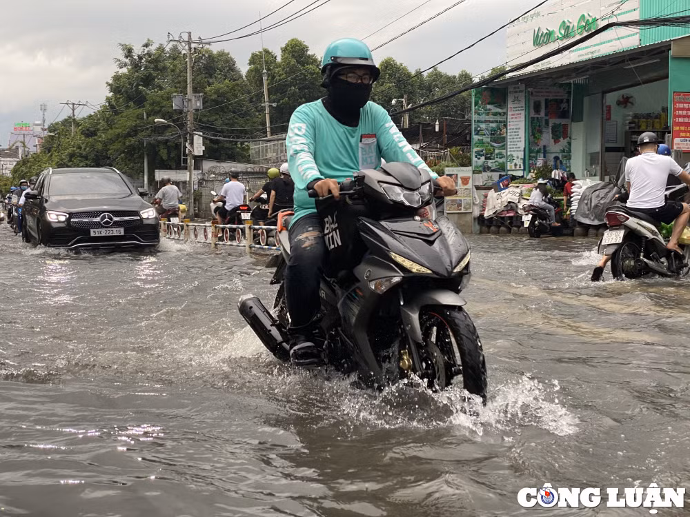 mua keo dai hon 2 gio nhieu tuyen duong o tp hcm bien thanh song hinh 4