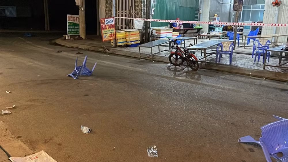 hai nhom thanh nien hon chien trong quan nhau 2 nguoi thuong vong hinh 1