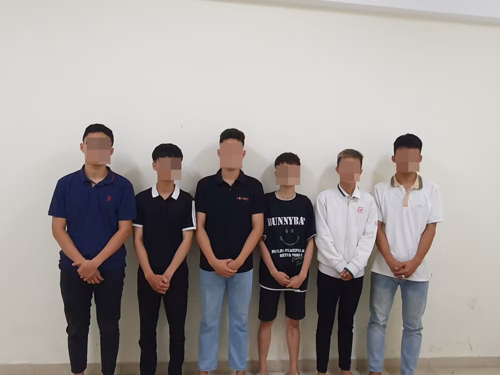nam thieu nien dang ngoi quan ca phe bat ngo bi nhom con do choai choai dung hung khi tan cong hinh 1