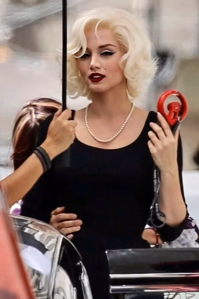 blonde tung trailer cuc hot ana de armas hoa than thanh marilyn monroe hinh 3