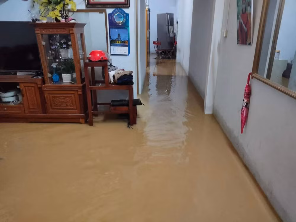 bac kan mua lon khien hon 100 ngoi nha ngap trong nuoc mot nguoi bi thuong hinh 1
