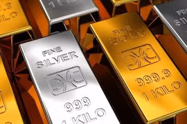 Fed giữ lập trường cứng rắn, giá vàng và bạc ổn định trước tháng 9