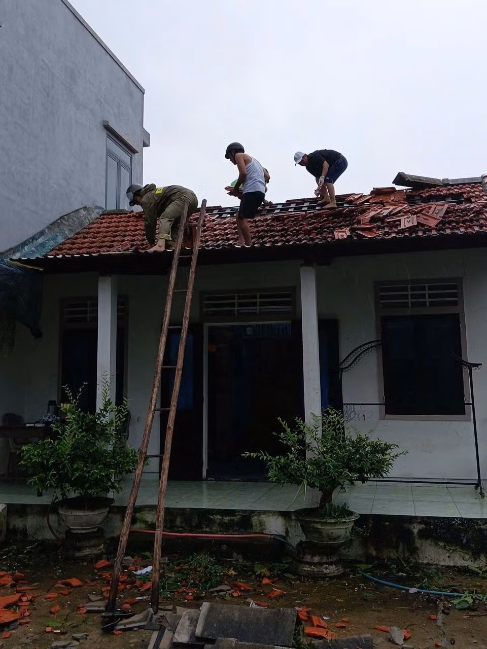 Nhà dân bị tốc mái.