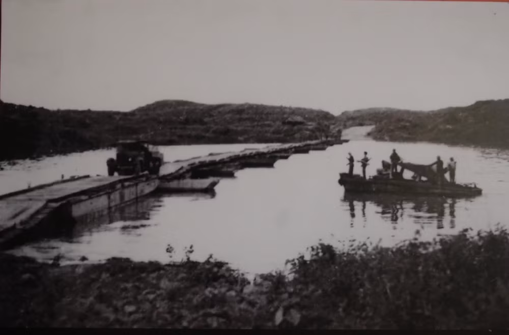 Cầu phao Long Đại, ảnh chụp năm 1972. (Ảnh tư liệu)