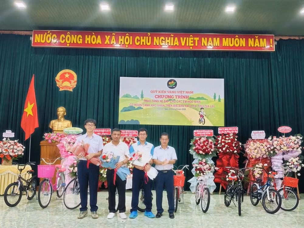 03-anh-dai-dien-lanh-dao-ubnd-xa-ia-pa-tang-hoa-cam-on-cac-dai-dien-quy-kien-vang-viet-nam-1.jpg