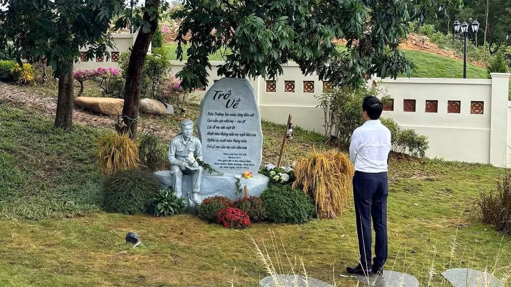 Bức tượng và bài thơ của liệt sĩ Bùi Năng Đắc trong khuôn viên khu di tích
