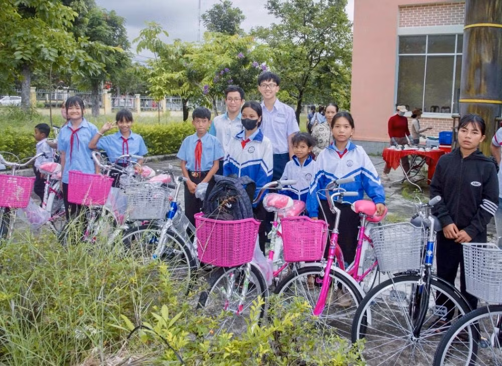 06-anh-cac-hoc-sinh-co-hoan-canh-kho-khan-nhan-xe-dap-1-1.jpg