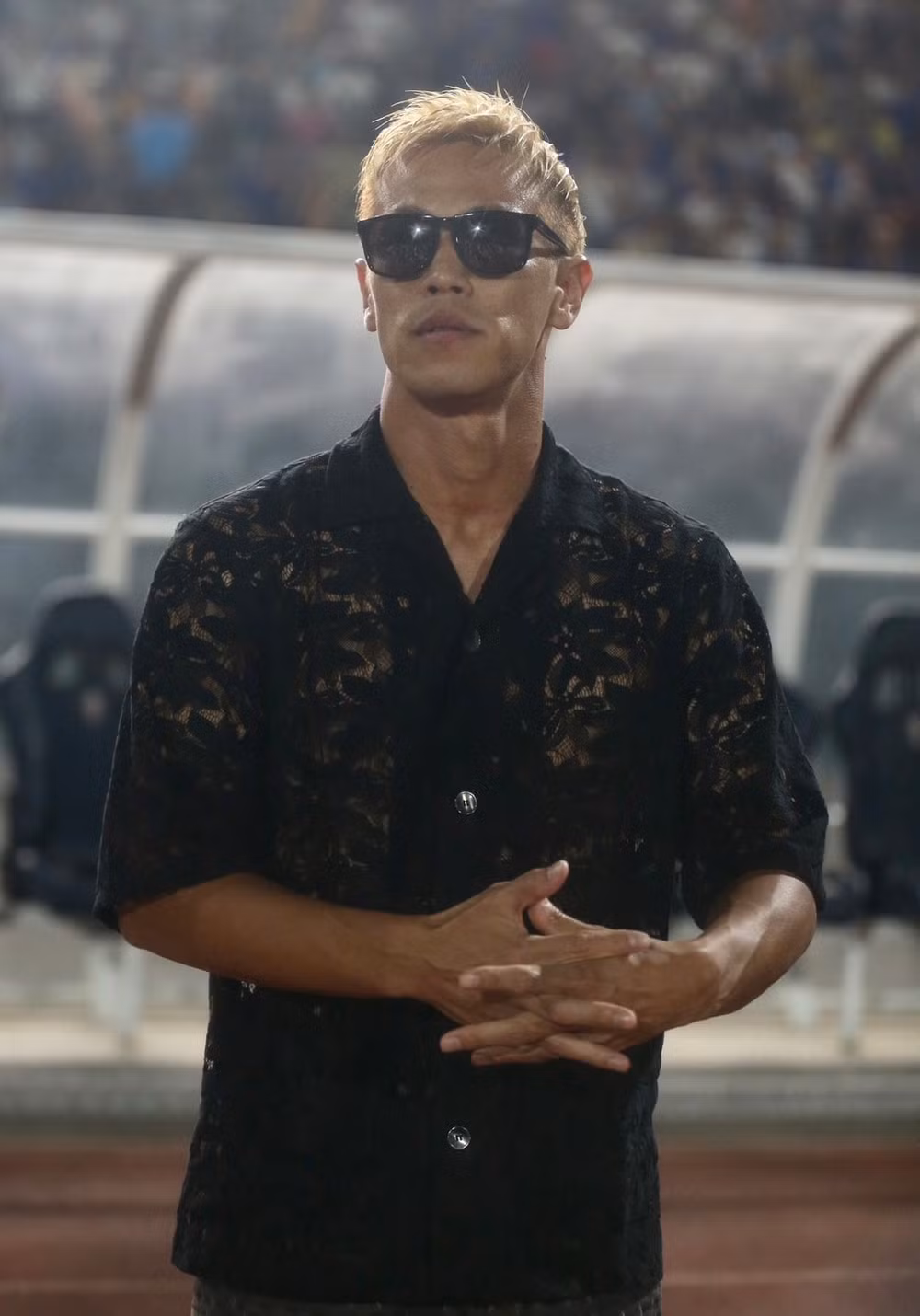 hlv u22 campuchia noi gi ve phong cach thoi trang la lung cua keisuke honda hinh 1