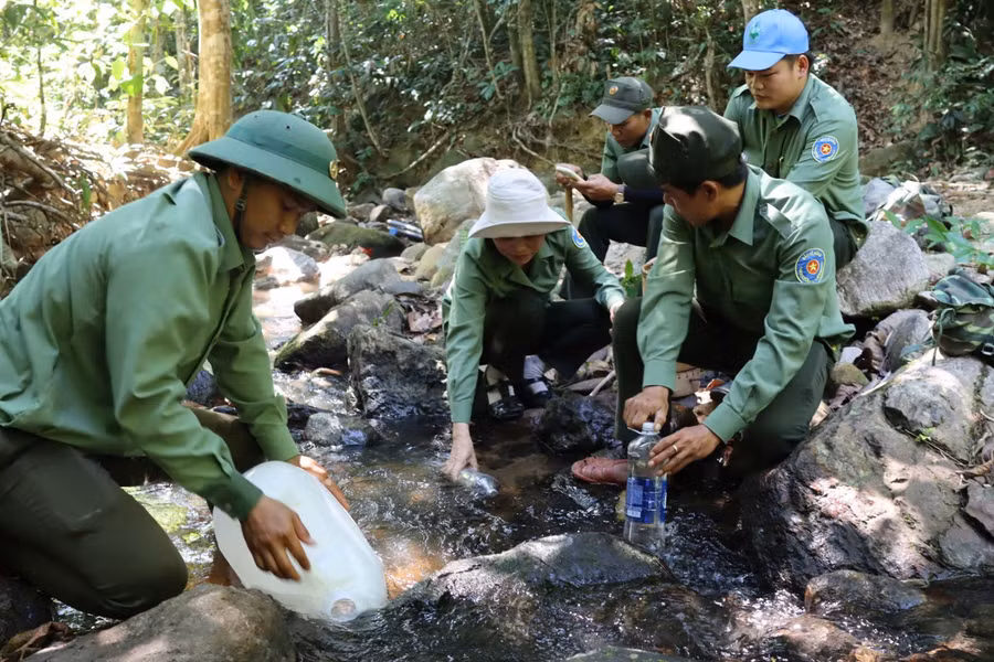 Giữa đại ngàn khô khốc, người giữ rừng chắt chiu từng giọt nước để giữ rừng