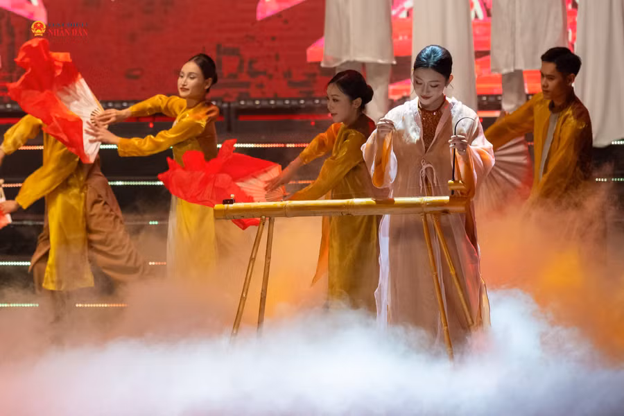 Hoạt động biểu diễn không chỉ có nghệ sĩ chính mà còn liên quan đến chi phí dành cho vũ đoàn, nhạc công, kỹ thuật và các thành viên khác trong ê-kíp. Ảnh: Phạm Thắng