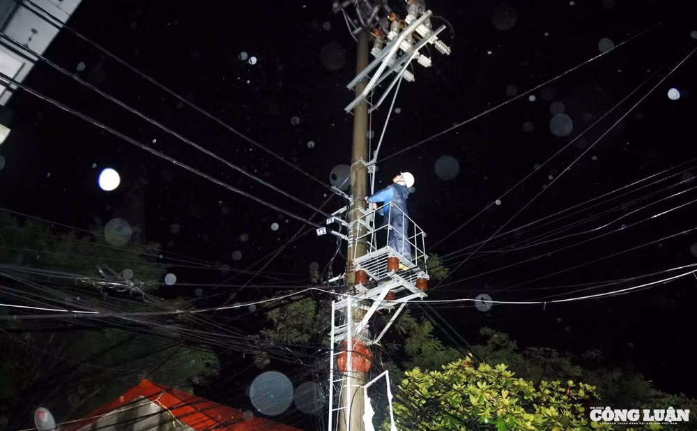 Khắc phục sự cố về điện cho nhân dân ngay trong đêm khi cơn bão số 4 gây ảnh hưởng.