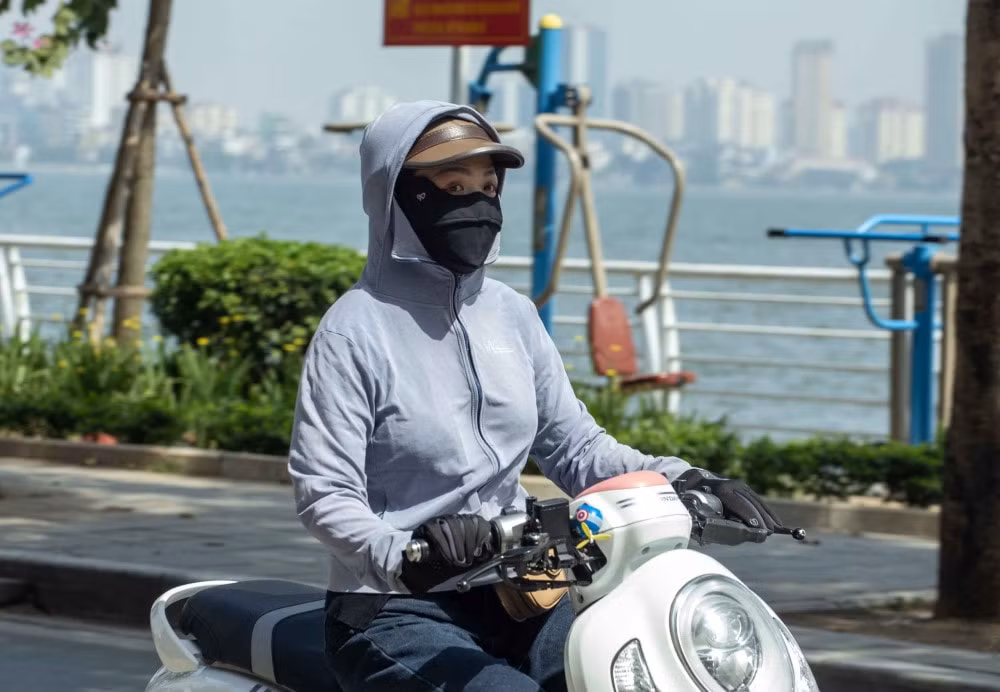 Ngày 16/6, khu vực Hà Nội nắng vào ban ngày, chiều tối có lúc có mưa rào.