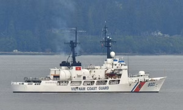 Tàu CSB-8021 di chuyển tại bang Washington, Mỹ, hôm 19/5. Ảnh: My Edmonds News