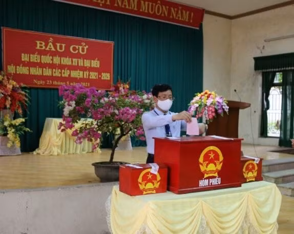 Chủ tịch UBND tỉnh Lê Duy Thành bỏ phiếu bầu cử tại đơn vị bầu cử số 3, xã Vũ Di, huyện Vĩnh Tường.