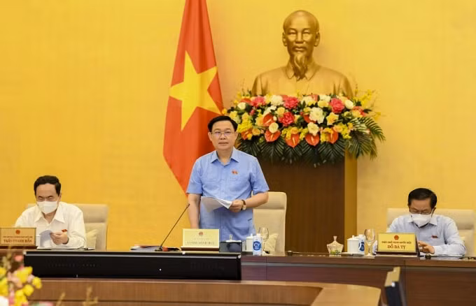 Chủ tịch Quốc hội Vương Đình Huệ phát biểu khai mạc phiên họp.