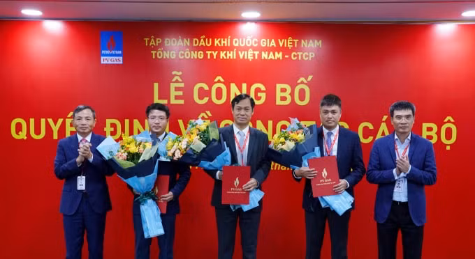 Trao quyết định của Công đoàn Dầu khí Việt Nam công nhận chức danh Chủ tịch Công đoàn Tổng công ty Khí Việt Nam, nhiệm kỳ 2017-2022 đối với đồng chí Trần Xuân Thành (đứng giữa).