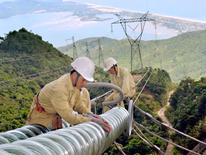 Công nhân Công ty Truyền tải điện 2 sửa chữa đường dây 500kV Bắc – Nam.