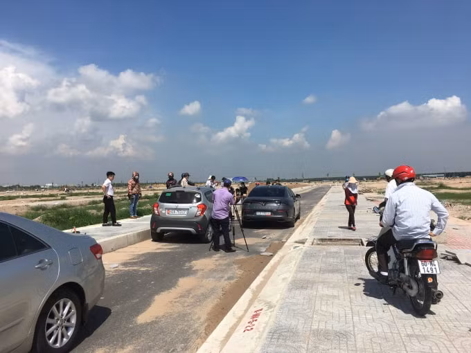 Mặt đường hẹp trong khi vỉa hè lại quá rộng khiến cho người dân không đồng tình khi nhận đất tái định cư tại Khu TĐC Lộc An-Bình Sơn.