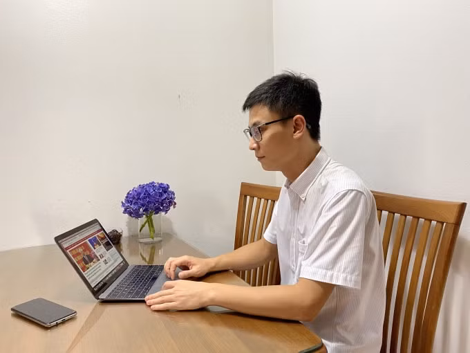 Nhà báo Trịnh Dũng trực tin bài từ 6 giờ sáng đến 24 giờ hằng ngày để cập nhật tin tức liên tục về các công tác bầu cử trên mọi miền tổ quốc