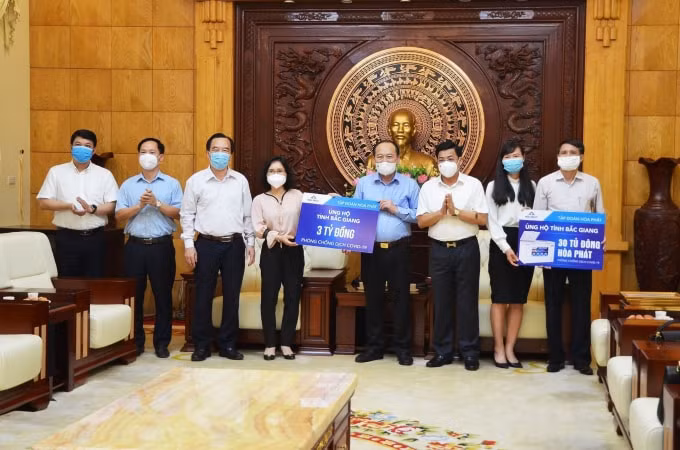 Ông Dương Văn Thái - Bí thư Tỉnh ủy Bắc Giang nhận ủng hộ từ đại diện Tập đoàn Hòa Phát