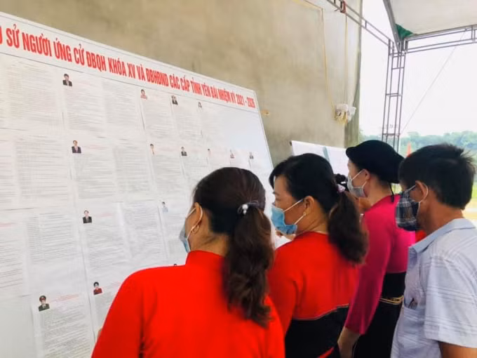 Cử tri vùng Dân tộc thiểu số tỉnh Yên Bái đang nghiên cứu lựa chọn các ứng cử viên