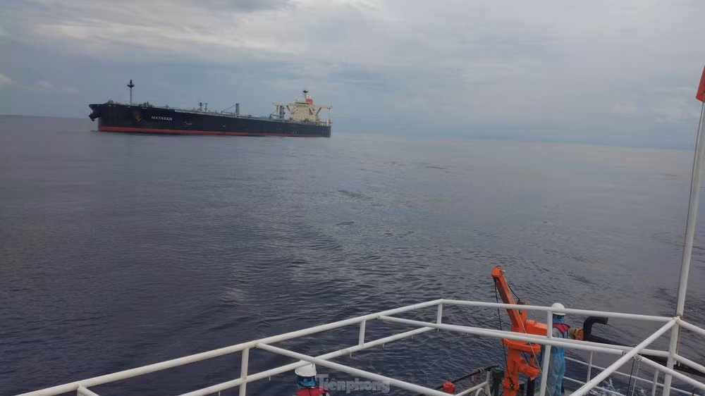 Tàu Trung tâm tiếp cận tàu chở dầu Panama có thuyền viên Del Valle Onilique Rosales (SN 1997, người Philippines) bị nạn. Ảnh: tienphong.vn