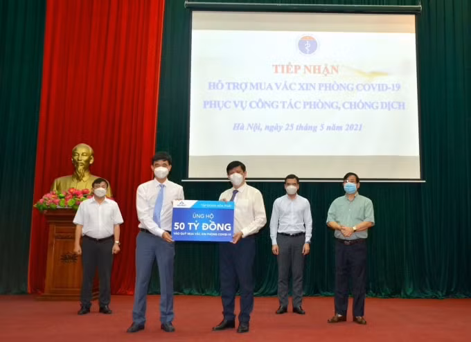 Tập đoàn Hòa Phát ủng hộ 50 tỷ đồng vào Quỹ mua vắc xin phòng Covid-19