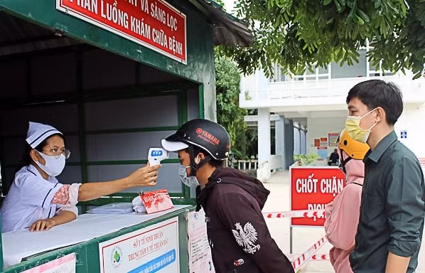 Trung tâm Y tế huyện Thuận Bắc sàng lọc khám bệnh để phòng, chống dịch COVID-19.