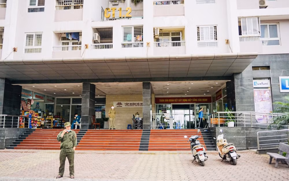 Quận Thanh Xuân phong tỏa tạm thời chung cư 183 Hoàng Văn Thái. Ảnh: kinhtedothi.vn