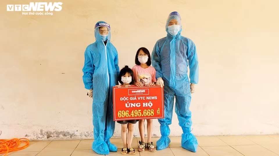 Đại diện Báo điện tử VTC News trao số tiền gần 700 triệu đồng của độc giả ủng hộ chị em bé Tuyết - Mai. Ảnh: VTC NEWS
