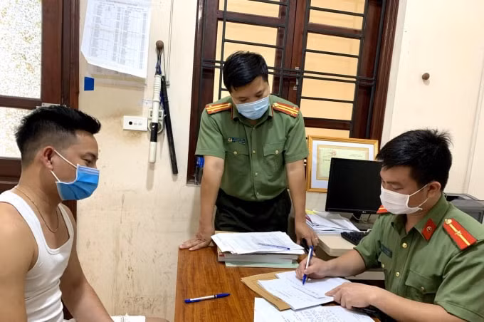 Người liên quan tới vụ việc làm việc với cơ quan công an (Ảnh: Công an Bắc Giang).